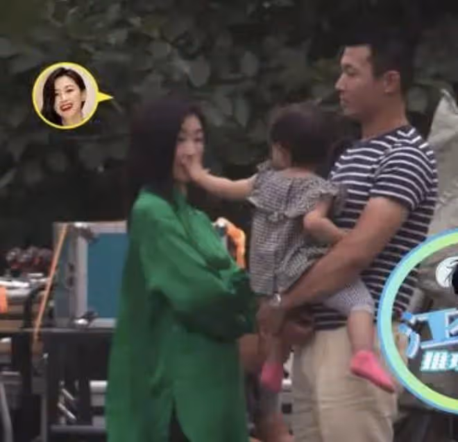 朱珠獲老公孩子探班,1歲女兒推開媽媽拒絕親密互動,卻超粘爸爸