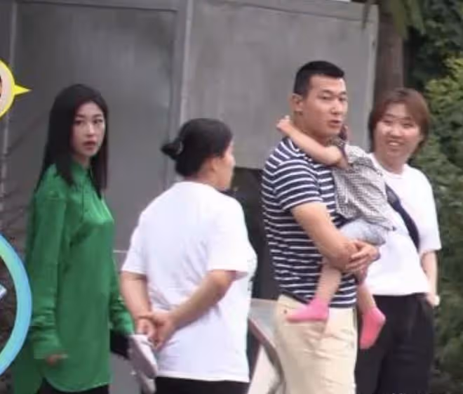朱珠獲老公孩子探班，1歲女兒推開媽媽拒絕親密互動，卻超粘爸爸