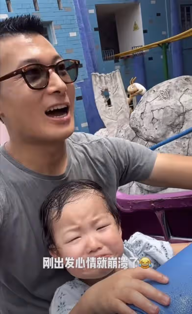 朱珠獲老公孩子探班，1歲女兒推開媽媽拒絕親密互動，卻超粘爸爸