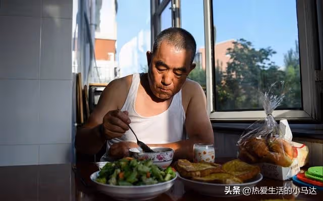 弟弟去世我收養了侄女,後來侄女給我買房,我卻遭到前弟媳的威脅