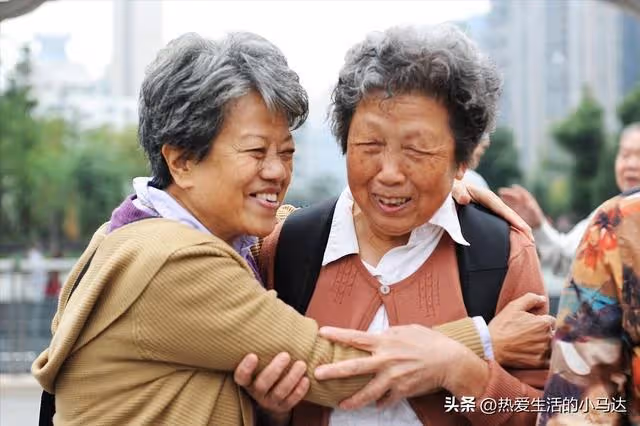有房有退休金的我，晚年做過最蠢的事，就是讓親妹來家裡抱團養老