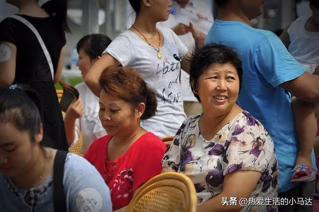 有房有退休金的我，晚年做過最蠢的事，就是讓親妹來家裡抱團養老