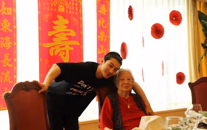黃曉明帶娃回青島為姥姥祝壽!曬全家福豪辦宴,小海綿顏值神似媽