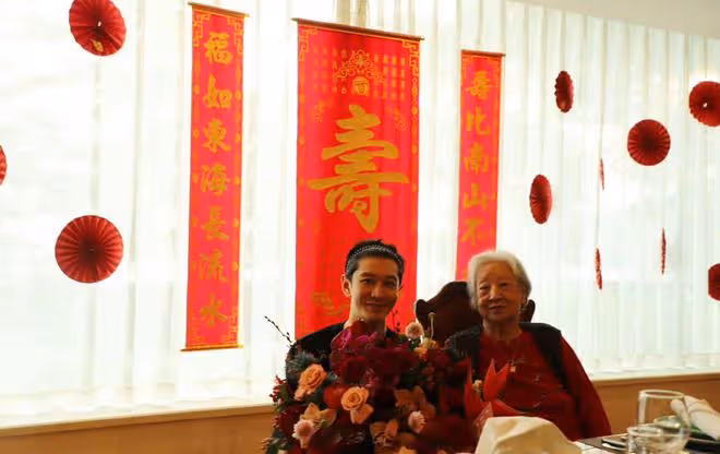 黃曉明帶娃回青島為姥姥祝壽!曬全家福豪辦宴,小海綿顏值神似媽