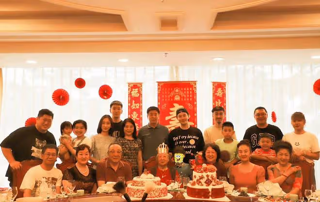 黃曉明帶娃回青島為姥姥祝壽!曬全家福豪辦宴,小海綿顏值神似媽
