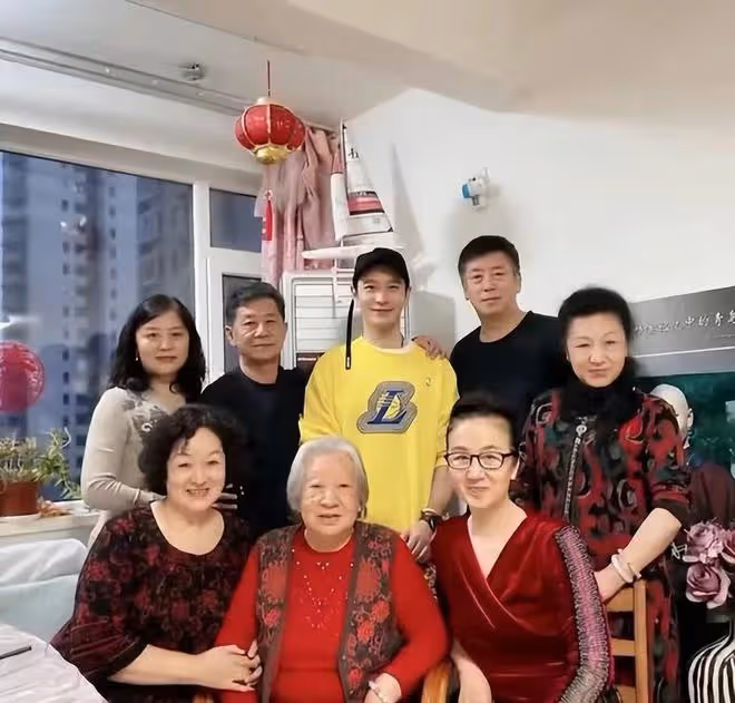 黃曉明帶娃回青島為姥姥祝壽!曬全家福豪辦宴,小海綿顏值神似媽
