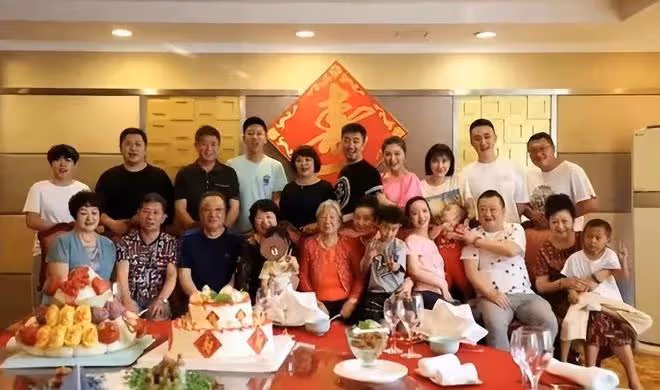 黃曉明帶娃回青島為姥姥祝壽!曬全家福豪辦宴,小海綿顏值神似媽