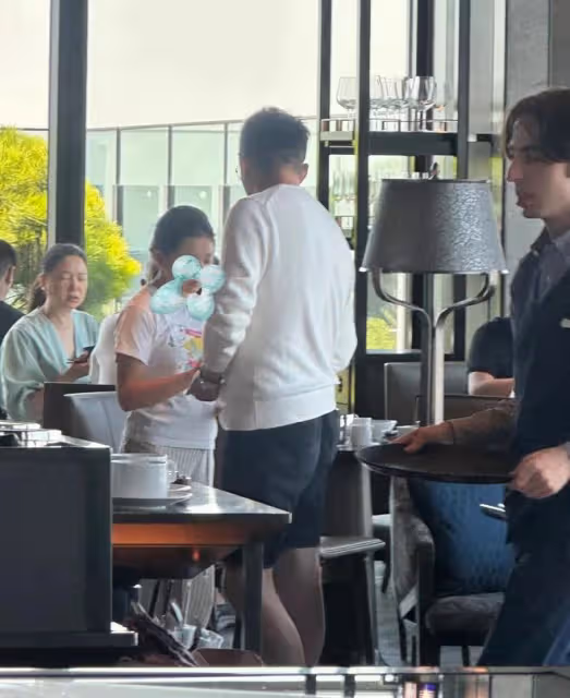 汪小菲和兒女在日本被偶遇,兒子抱著平板惹爭議,被指沉迷於遊戲