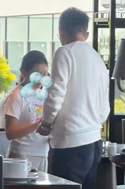汪小菲和兒女在日本被偶遇,兒子抱著平板惹爭議,被指沉迷於遊戲