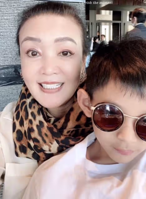 汪小菲和兒女在日本被偶遇,兒子抱著平板惹爭議,被指沉迷於遊戲