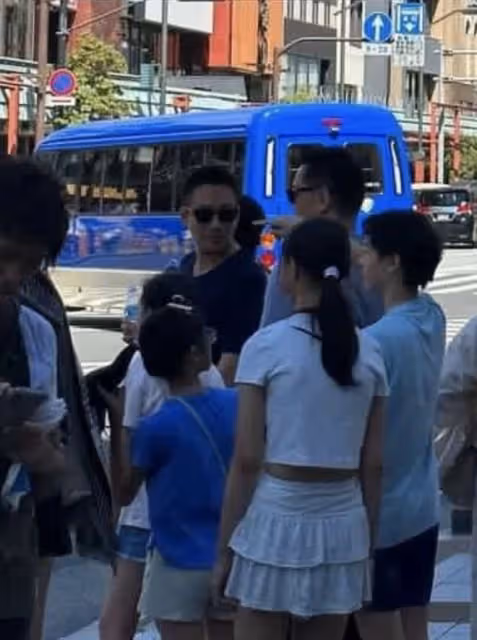 汪小菲和兒女在日本被偶遇,兒子抱著平板惹爭議,被指沉迷於遊戲