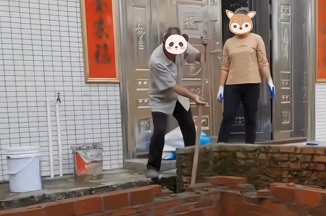 大爺蓋房不留過道,鄰居蓋新房堵門口,大爺再三阻撓直接推牆