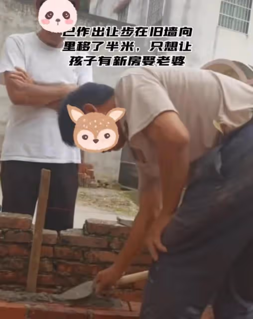 大爺蓋房不留過道,鄰居蓋新房堵門口,大爺再三阻撓直接推牆