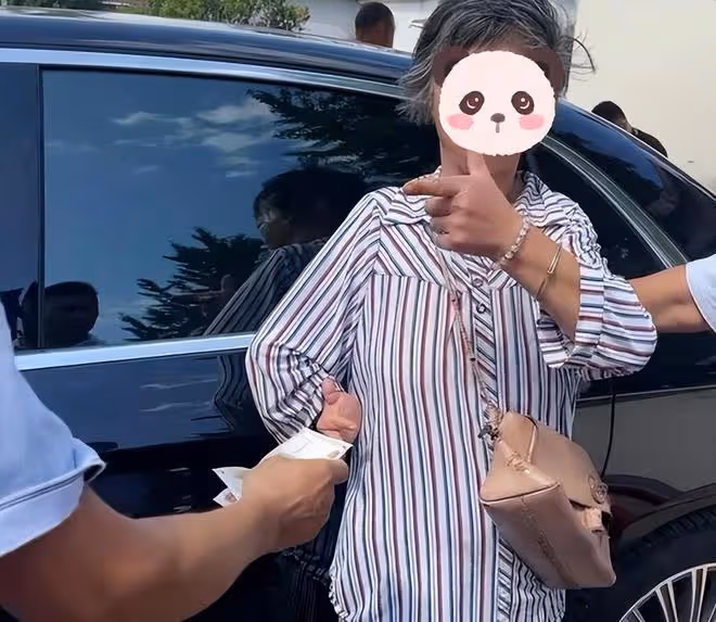 大媽仗著腦血栓攔婚車要紅包,給40還嫌少,不給80就直接坐地上