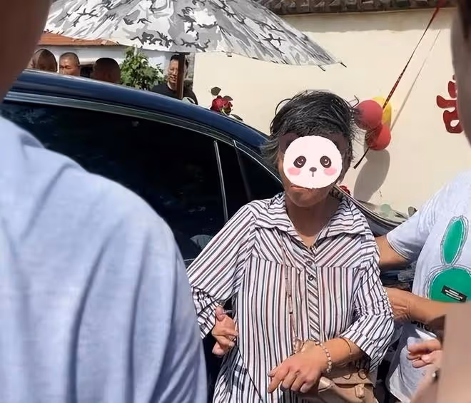 大媽仗著腦血栓攔婚車要紅包,給40還嫌少,不給80就直接坐地上