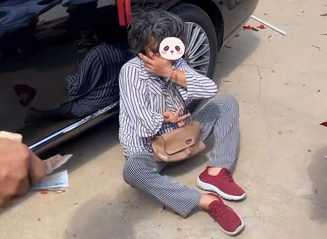大媽仗著腦血栓攔婚車要紅包,給40還嫌少,不給80就直接坐地上