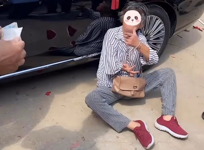 大媽仗著腦血栓攔婚車要紅包，給40還嫌少，不給80就直接坐地上