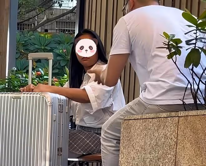 男子網戀奔現,發現對方和照片嚴重不符,毫不客氣買車票把她送走