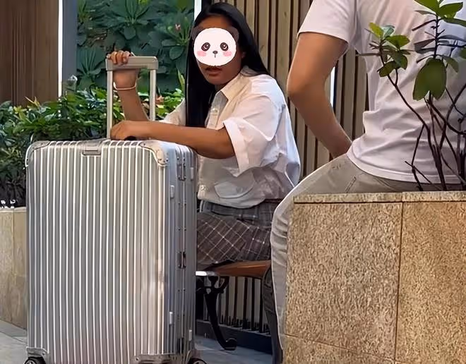 男子網戀奔現,發現對方和照片嚴重不符,毫不客氣買車票把她送走