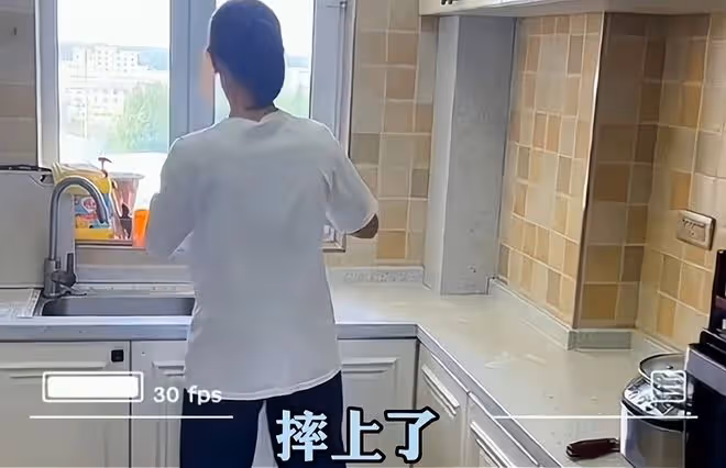 媳婦自學刀削麵之後要露一手，畫風逐漸狂躁，丈夫嚇得不敢進廚房