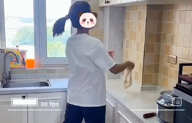 媳婦自學刀削麵之後要露一手，畫風逐漸狂躁，丈夫嚇得不敢進廚房