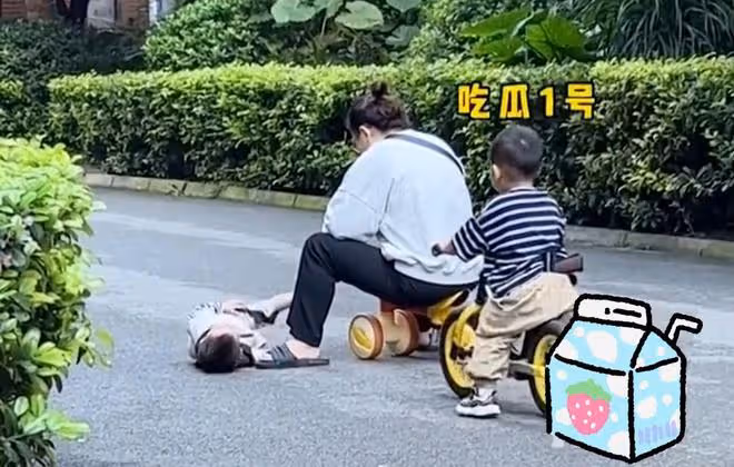 萌娃躺地上哭鬧,媽媽坐在扭扭車上刷手機,兩名小朋友在線吃瓜