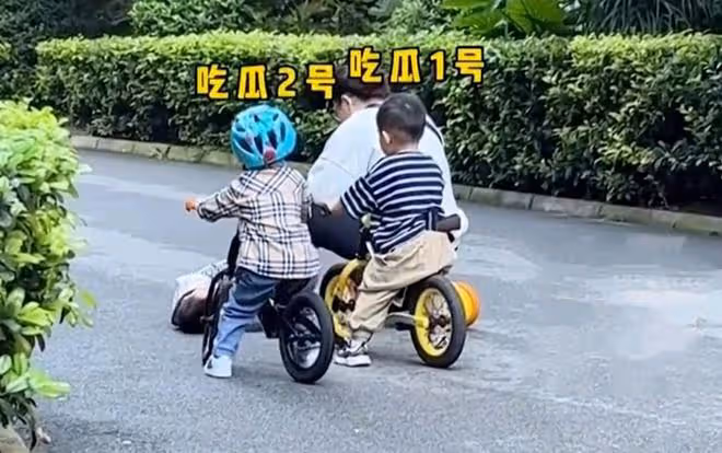 萌娃躺地上哭鬧,媽媽坐在扭扭車上刷手機,兩名小朋友在線吃瓜