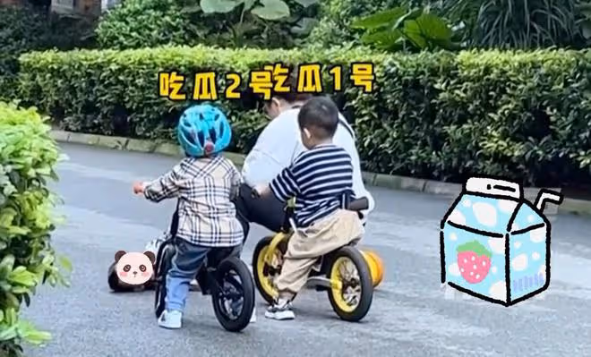 萌娃躺地上哭鬧,媽媽坐在扭扭車上刷手機,兩名小朋友在線吃瓜