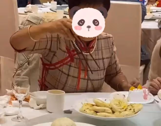剛要夾菜就有人轉桌子,大姐一氣之下追著桌子跑,直接把菜端跟前