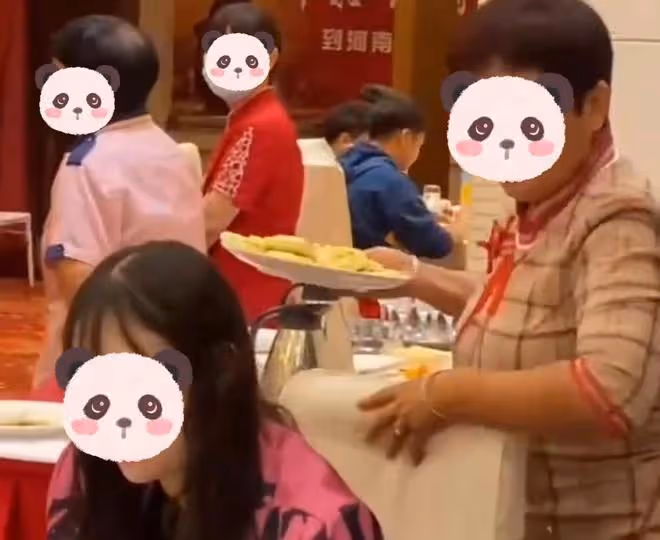 剛要夾菜就有人轉桌子,大姐一氣之下追著桌子跑,直接把菜端跟前