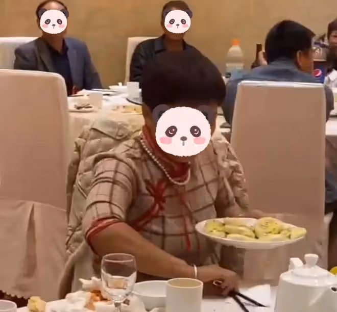 剛要夾菜就有人轉桌子,大姐一氣之下追著桌子跑,直接把菜端跟前