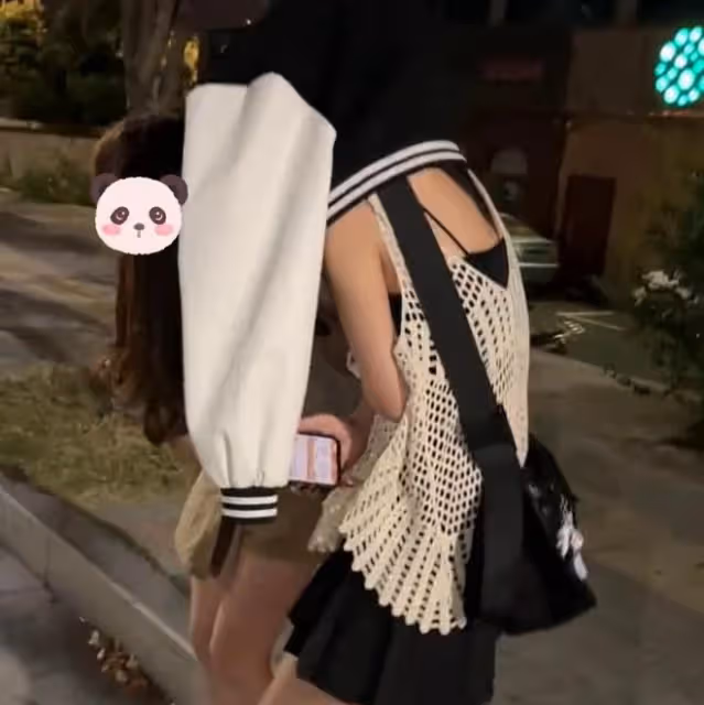 兩女子去酒吧玩太嗨,出來才發現一夜降溫,在風中凍得瑟瑟發抖