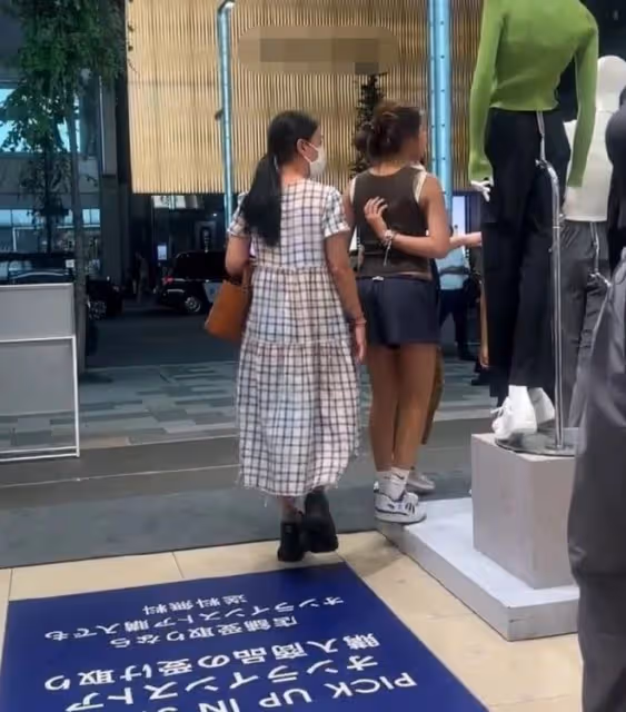 55歲那英帶女兒游日本,在女兒面前略顯卑微,女兒身材五官像爸爸