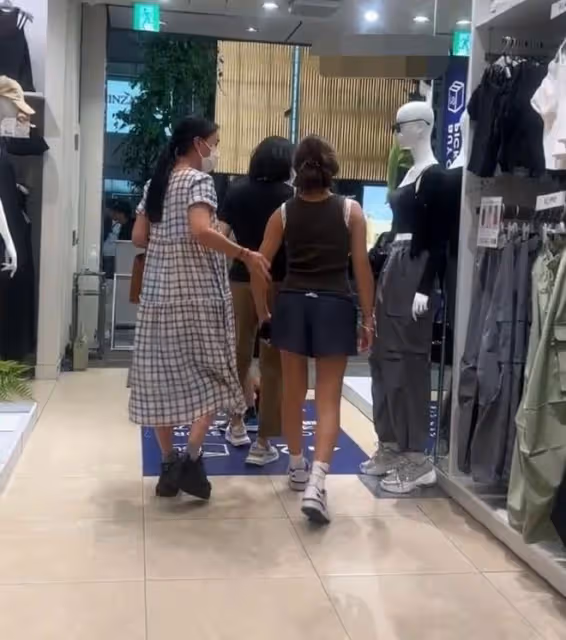 55歲那英帶女兒游日本,在女兒面前略顯卑微,女兒身材五官像爸爸