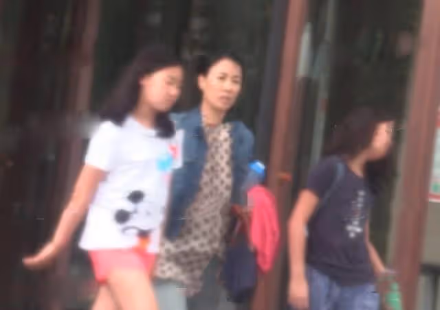 55歲那英帶女兒游日本,在女兒面前略顯卑微,女兒身材五官像爸爸