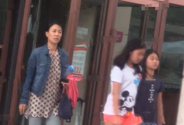 55歲那英帶女兒游日本,在女兒面前略顯卑微,女兒身材五官像爸爸