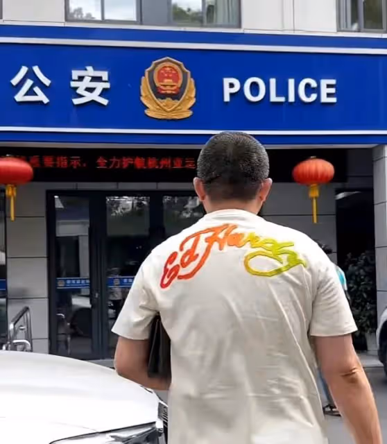 7月27日，塗磊直接跑到了警察局裡報警！