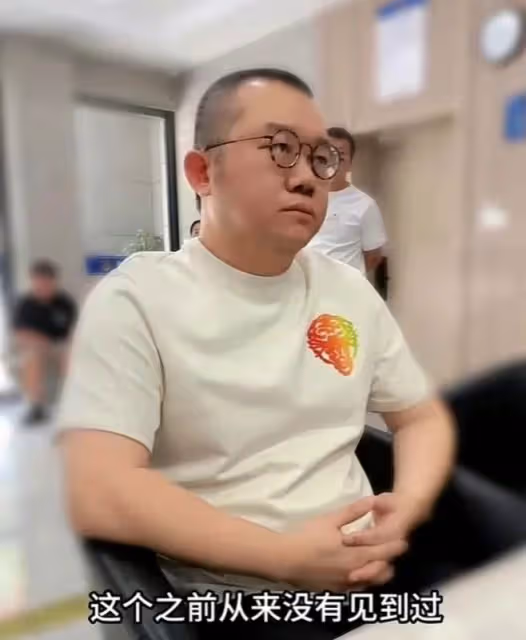 7月27日，塗磊直接跑到了警察局裡報警！