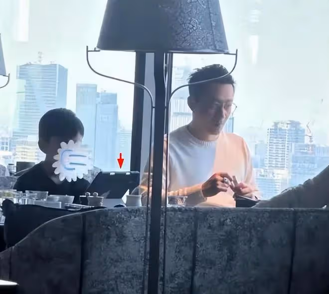 汪小菲帶兒女吃飯被偶遇,小玥兒的身形很像媽媽大S小時候