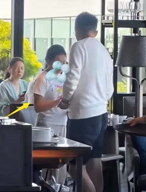汪小菲帶兒女吃飯被偶遇,小玥兒的身形很像媽媽大S小時候