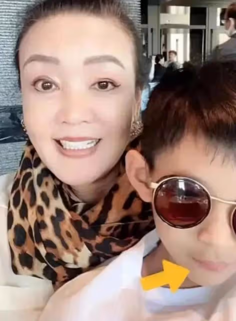 汪小菲帶兒女吃飯被偶遇,小玥兒的身形很像媽媽大S小時候
