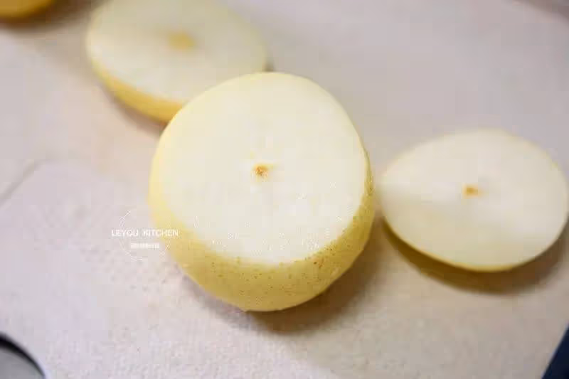 好滋潤！不用開明火做的梨，很適合這個季節吃，做法也超省事~