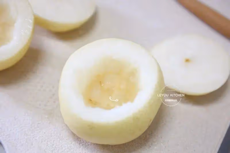好滋潤！不用開明火做的梨，很適合這個季節吃，做法也超省事~