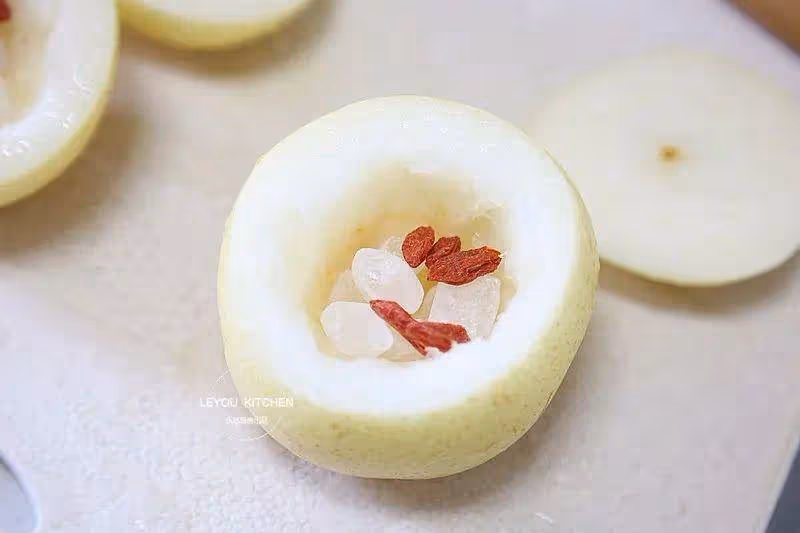 好滋潤！不用開明火做的梨，很適合這個季節吃，做法也超省事~