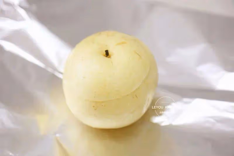 好滋潤！不用開明火做的梨，很適合這個季節吃，做法也超省事~