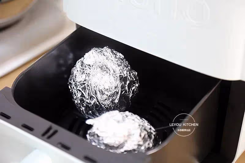 好滋潤!不用開明火做的梨,很適合這個季節吃,做法也超省事~