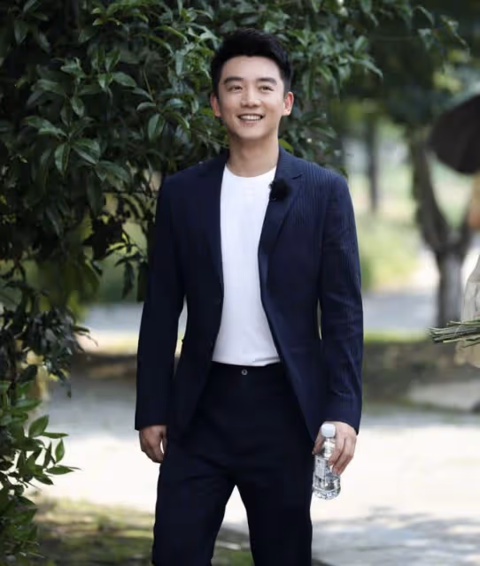 網曝鄭愷嫖娼被抓苗苗正在公關,本尊火速闢謠,附上定位自證清白
