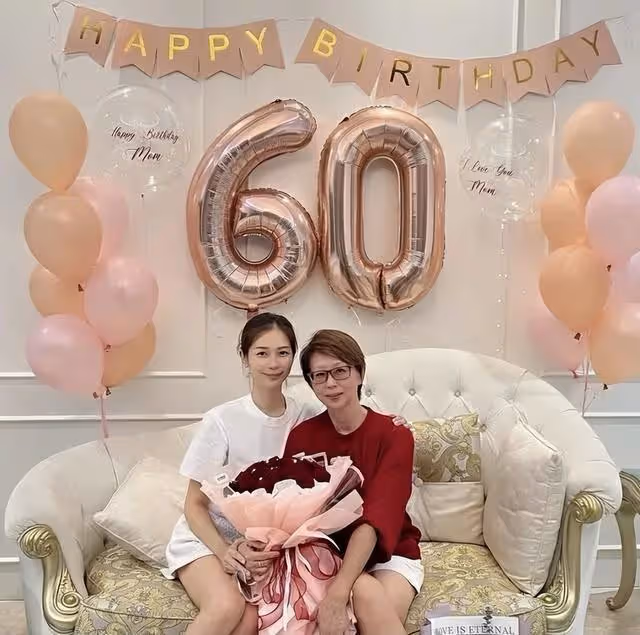 TVB離巢女星為母親慶生!60歲壽星被贊凍齡,母女同框像姐妹