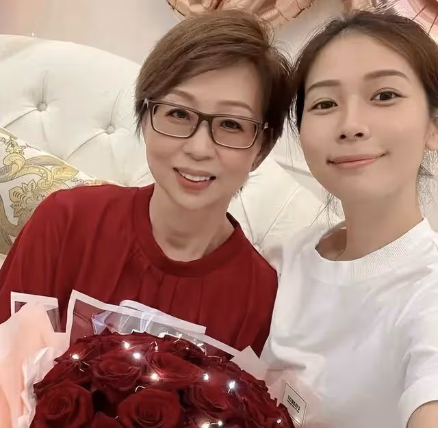 TVB離巢女星為母親慶生!60歲壽星被贊凍齡,母女同框像姐妹