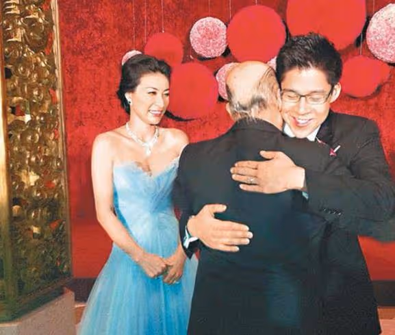 霍啟剛曬八周年結婚照,直言:郭晶晶不愛錢,只好把整顆心給她